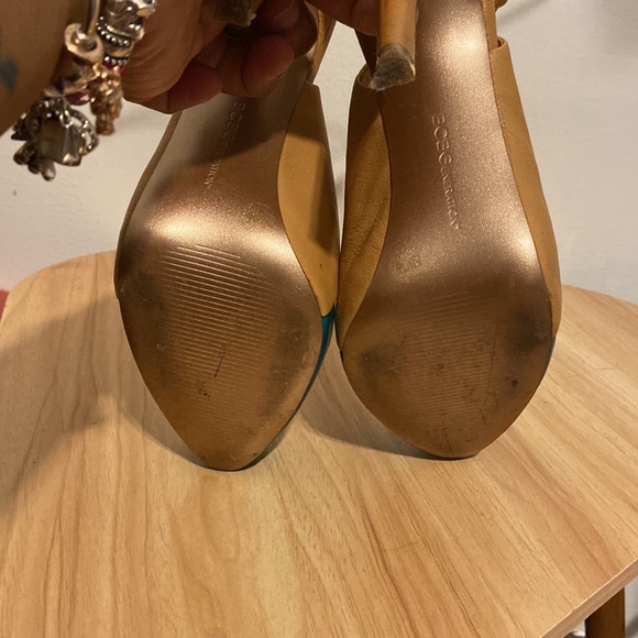 BCBG HEELS TAN AND GREEN - Picture 6 of 6
